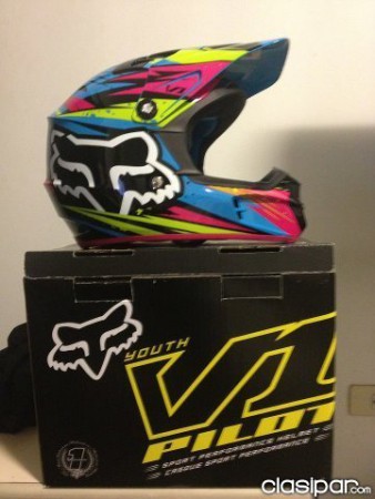 Casco marca Fox.